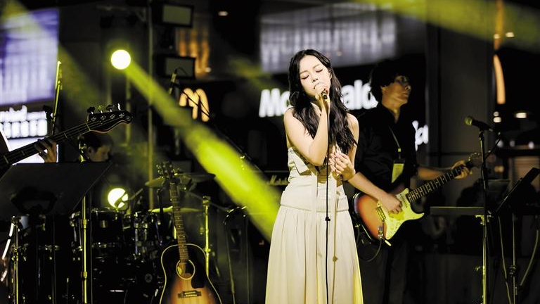 “晚风轻轻唱——2025光明户外公演”温暖开幕