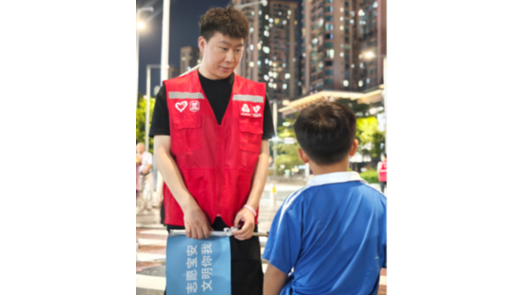 全运·志愿微光|“小孩哥”骑车意外迷路,宝安“志愿红”暖心守护
