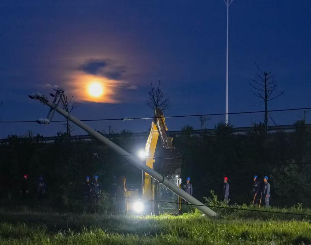 深湛电力部门携手攻坚 吴川坡头五镇受“麦德姆”影响中压线路实现复电