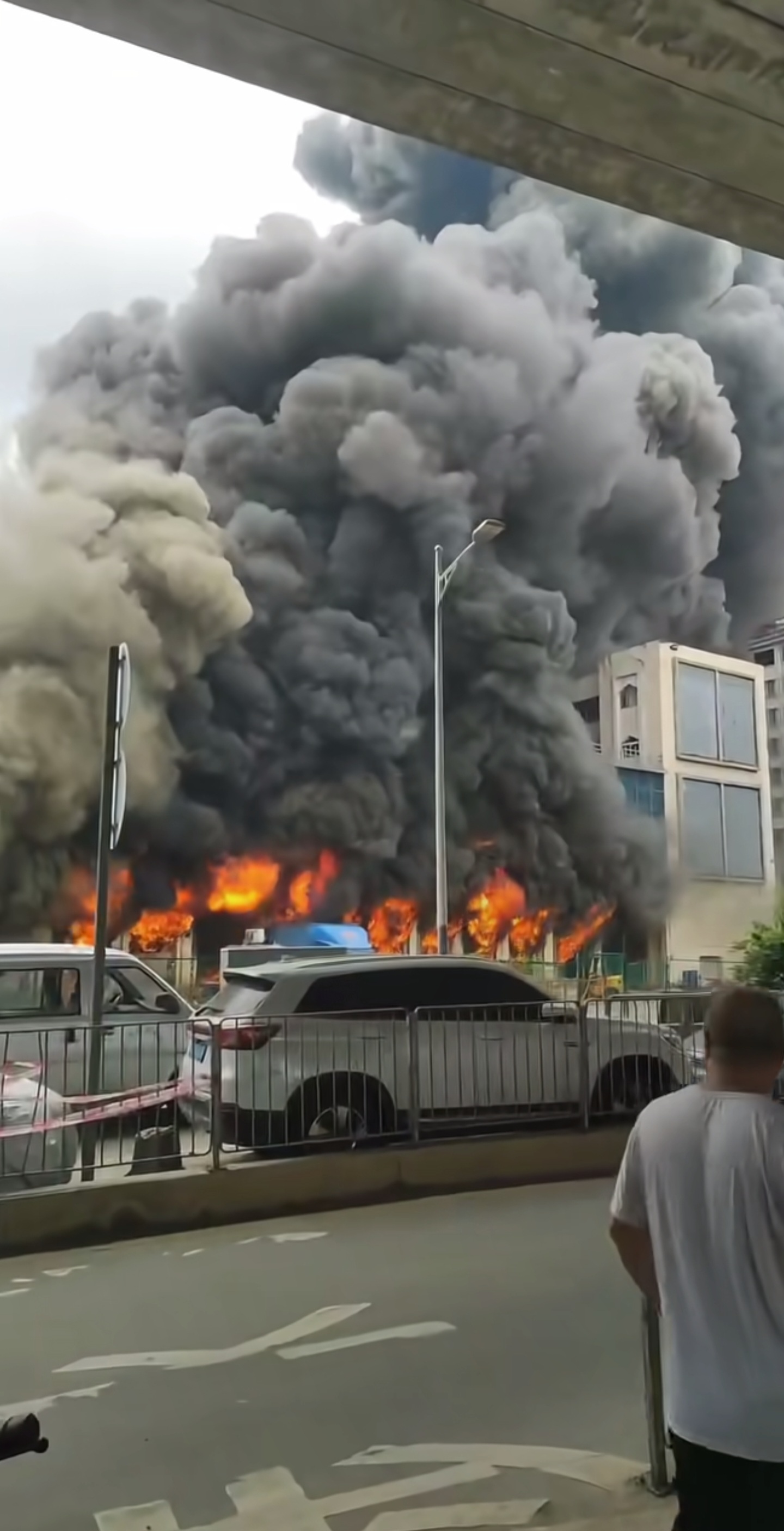 （晚到，重稿）无人员伤亡！龙岗布吉一仓库发生火灾