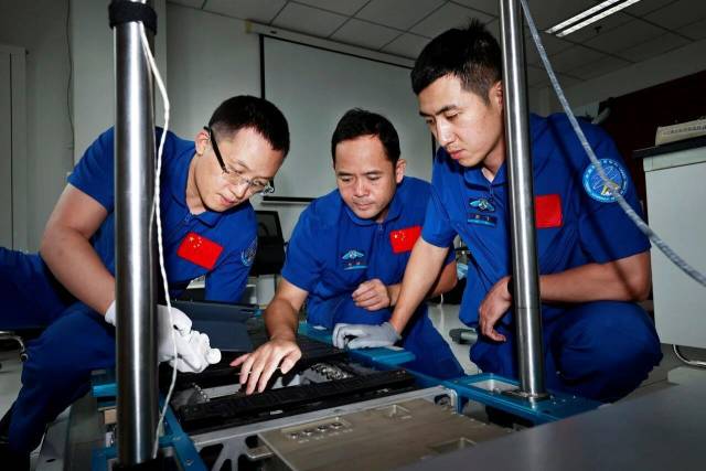 △航天员乘组在进行设备维修训练