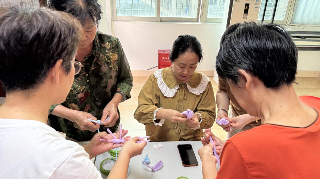 西丽街道西丽社区举办“扭棒指尖趣时光”老年人心理健康关爱活动