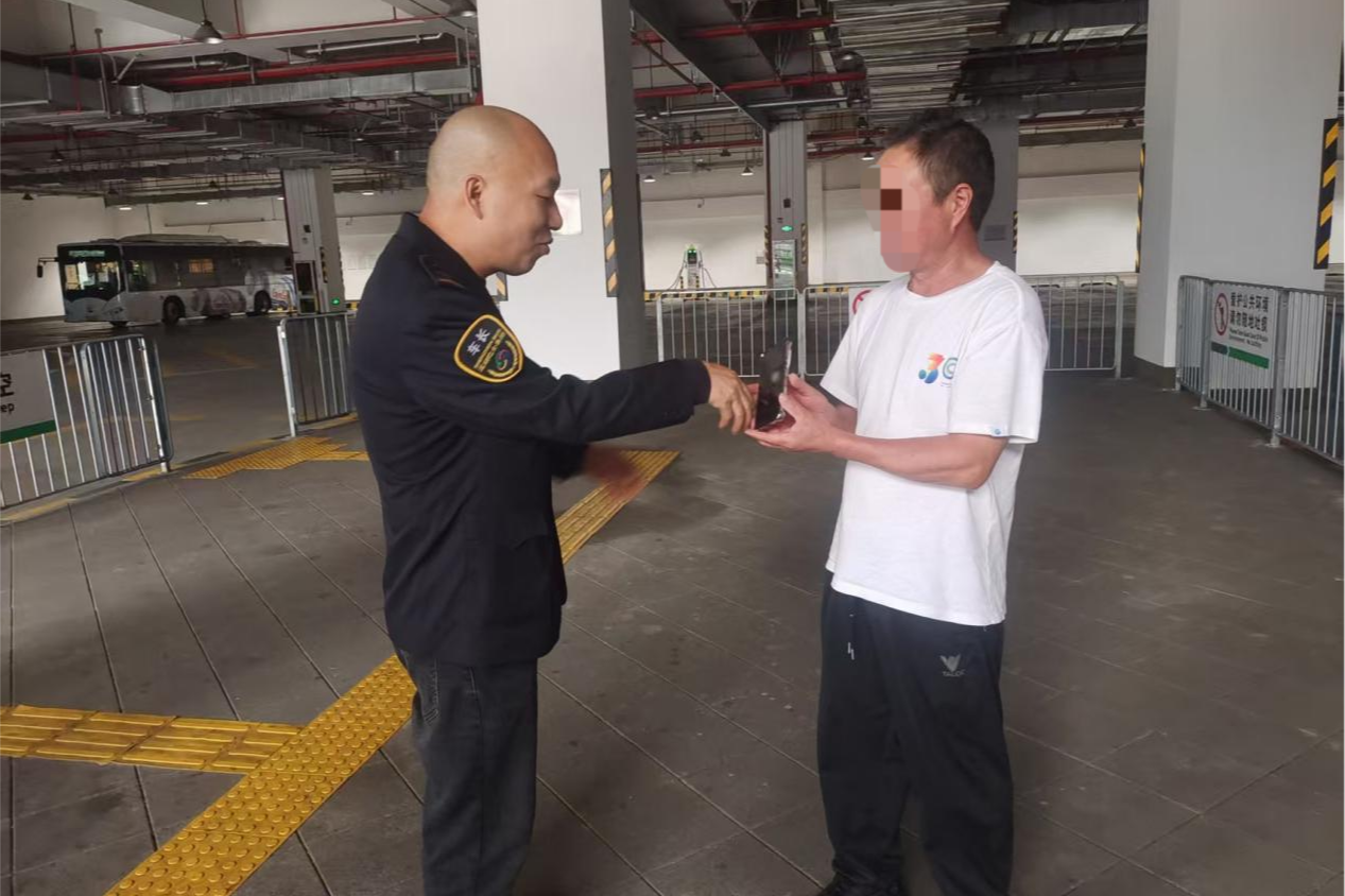 深巴公交驾驶员拾金不昧,小举动传递正能量