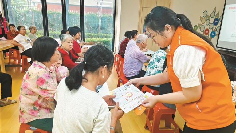 禁毒宣传进银发阵地 防毒意识入长者心间