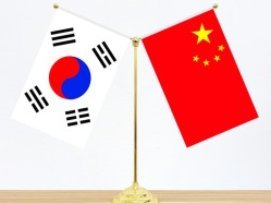 王毅同韩国外长赵显通电话