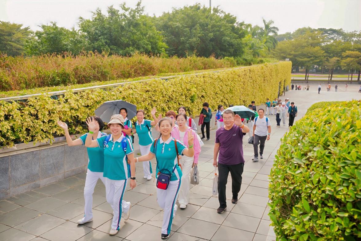 健行九九 爱满金秋 福田区老年协会举办“敬老月”登高活动