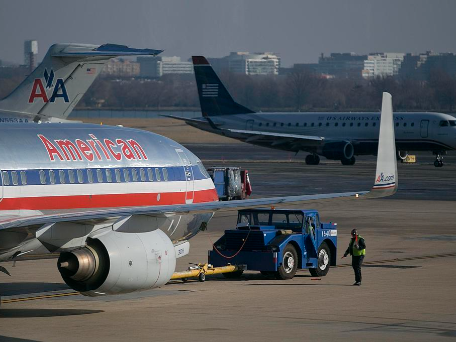 “停摆”致空管人员短缺 美多个机场航班延误 