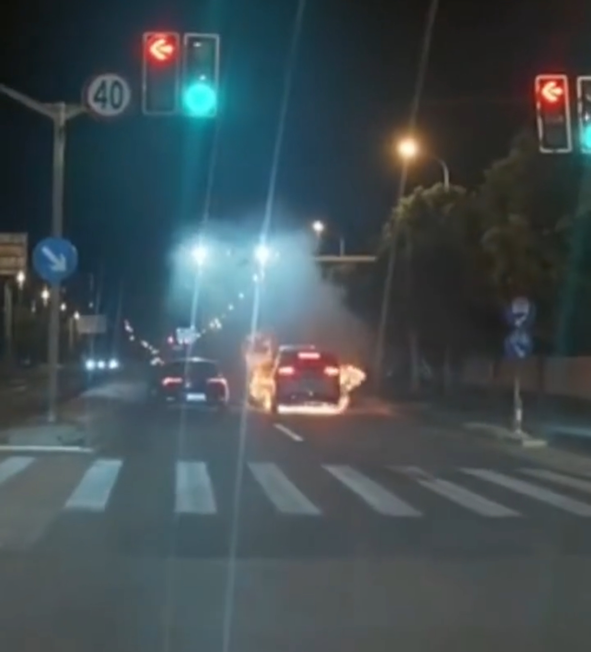理想回应上海MEGA起火事故：驾乘人员全部安全离车，积极配合消防部门调查丨车界