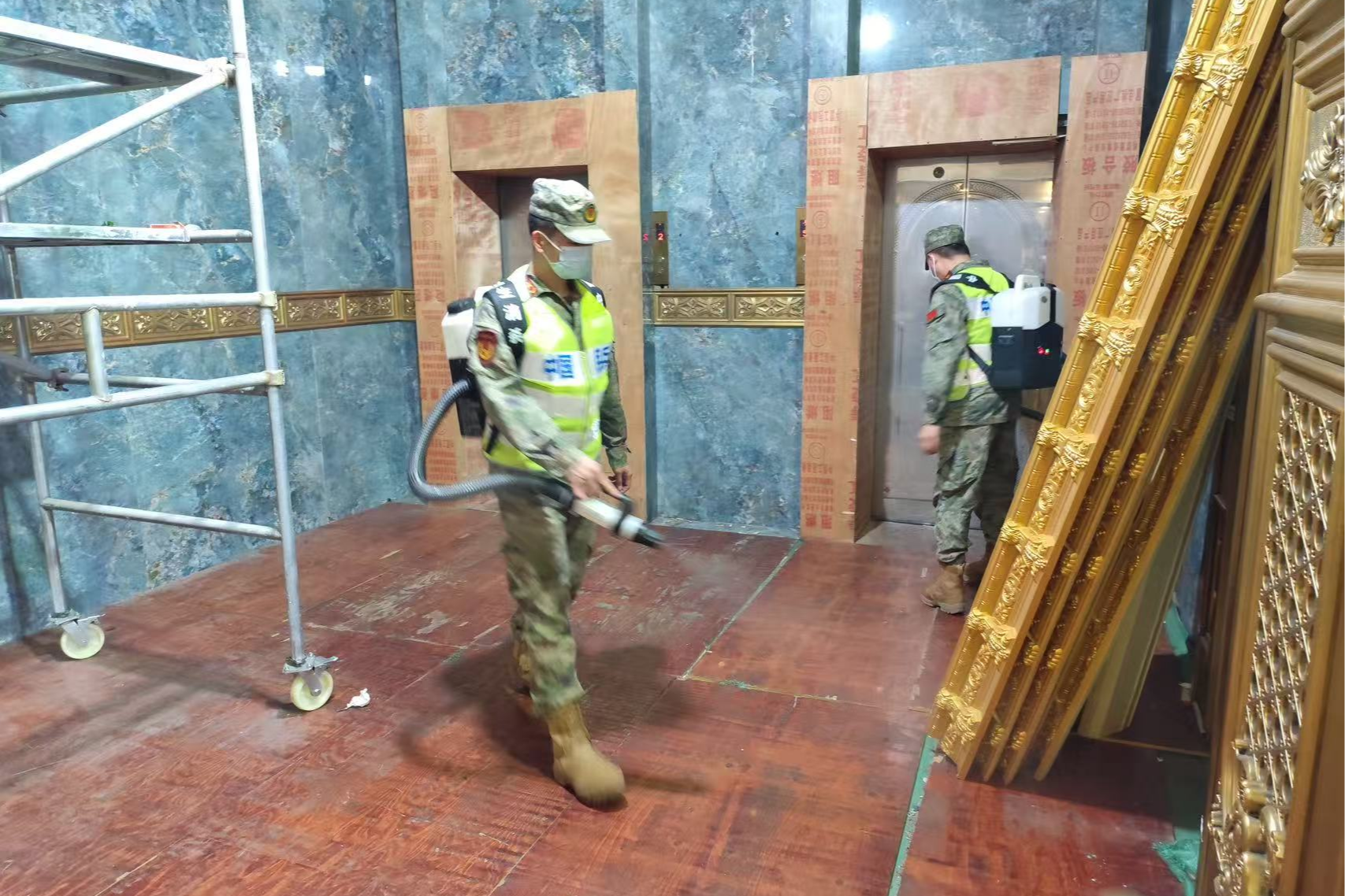 隐形战场上的守护!宝安新桥民兵以科学消杀,筑起公共卫生汗水防线