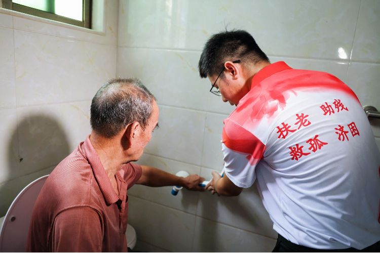 为超5000户长者家庭免费安装扶手！“温暖的扶手”公益行动顺利收官