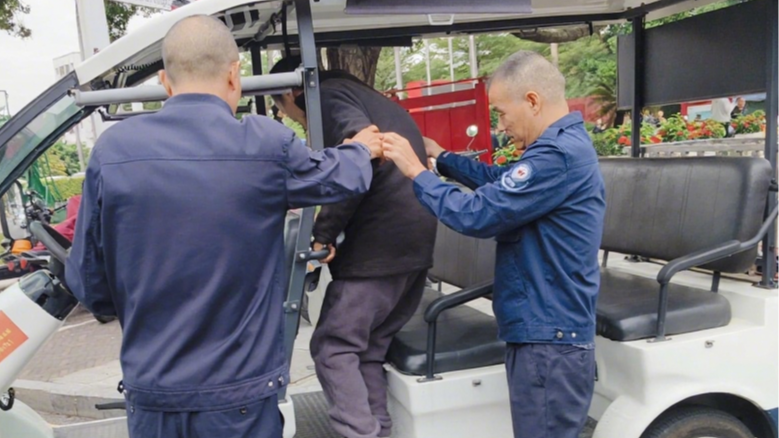 七旬老人外出迷路，燕罗网格员将其护送回家