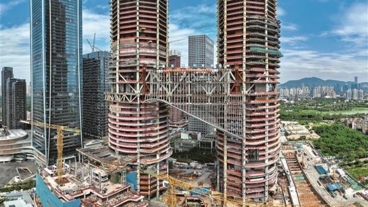 “未來之塔”六千噸連廊百米高空“牽手”成功