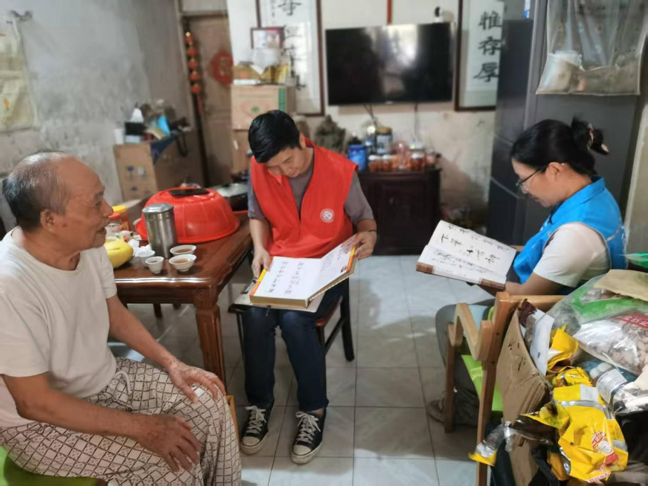  翠竹社区开展困境群体探访活动