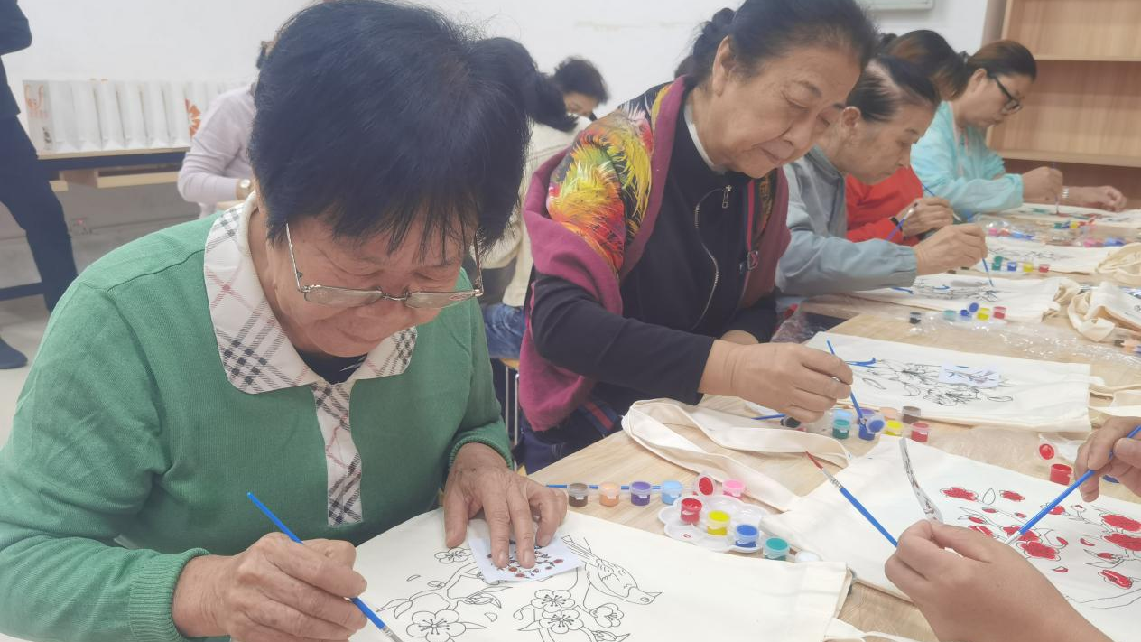 新安上川社区长者参加创意手工活动