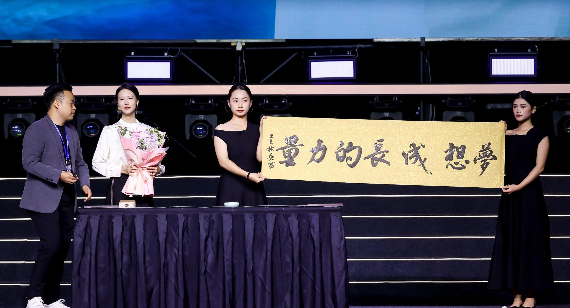 宝安视障女孩兰然完成万人舞台演讲!在苏州文体中心讲述“心底的光”