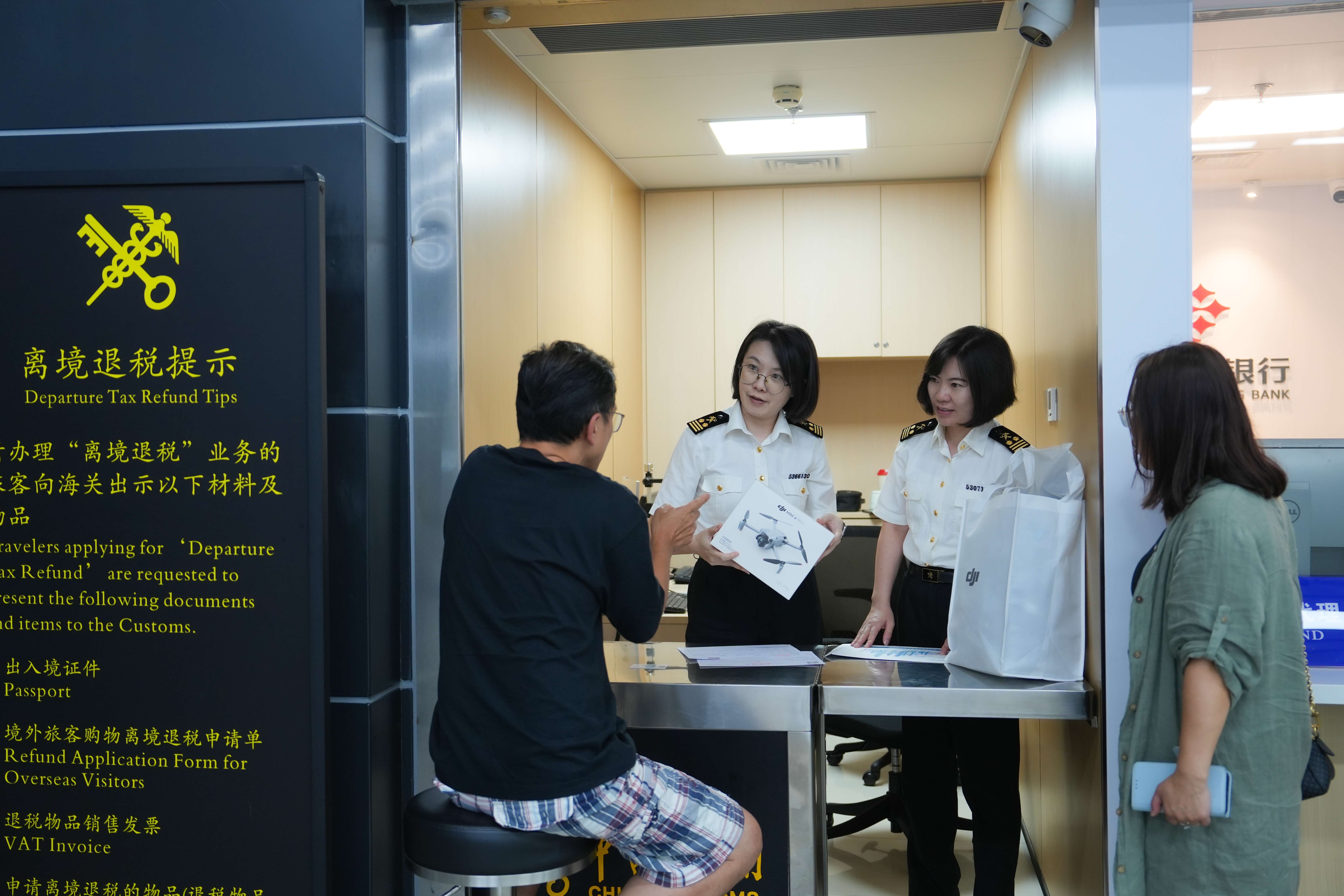 今年前三季度广东外贸进出口7.02万亿元，较去年同期增长3.8%
