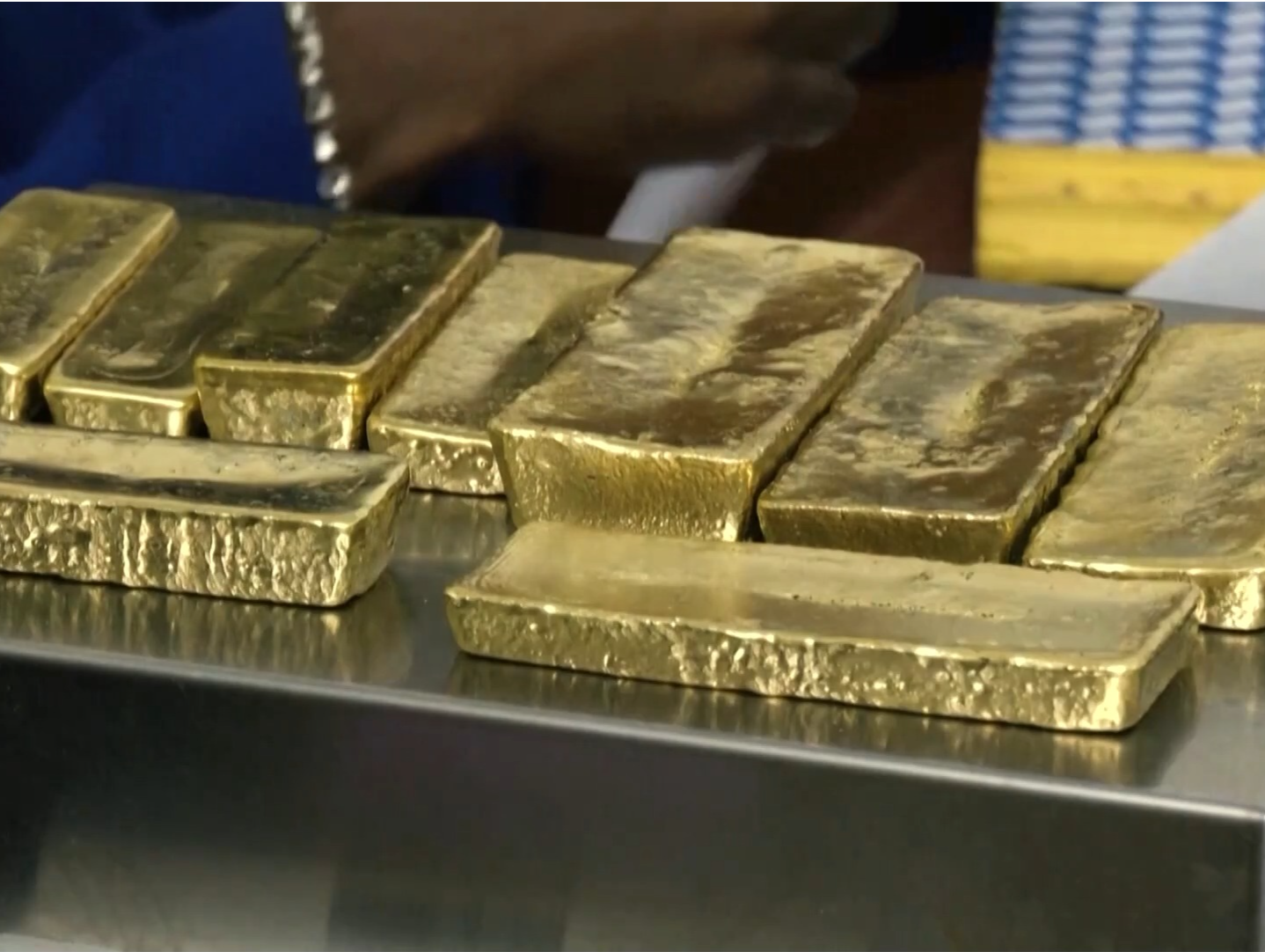 黄金狂飙！4200美元大关已破，投资者如何应对？