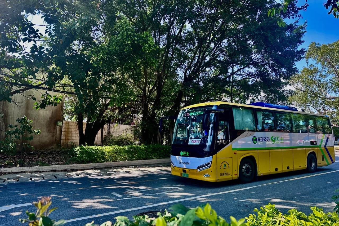 早高峰女子骑车摔倒被困，公交师傅及时救援暖人心