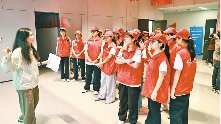 300名深职大“小海豚”集结  以专业与热情为十五运会注入青春力量