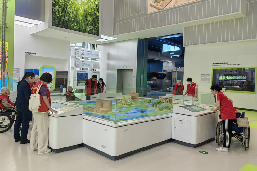 重阳潮玩新体验:深圳市老人颐养院长者“打卡”科技馆,乐享“敬老月”温情时光