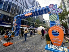 神州涌动开放潮 国庆红铺展新图景