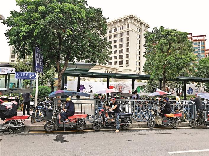 “拉客仔”的车坐不得 深圳交警持续整治地铁口出行秩序