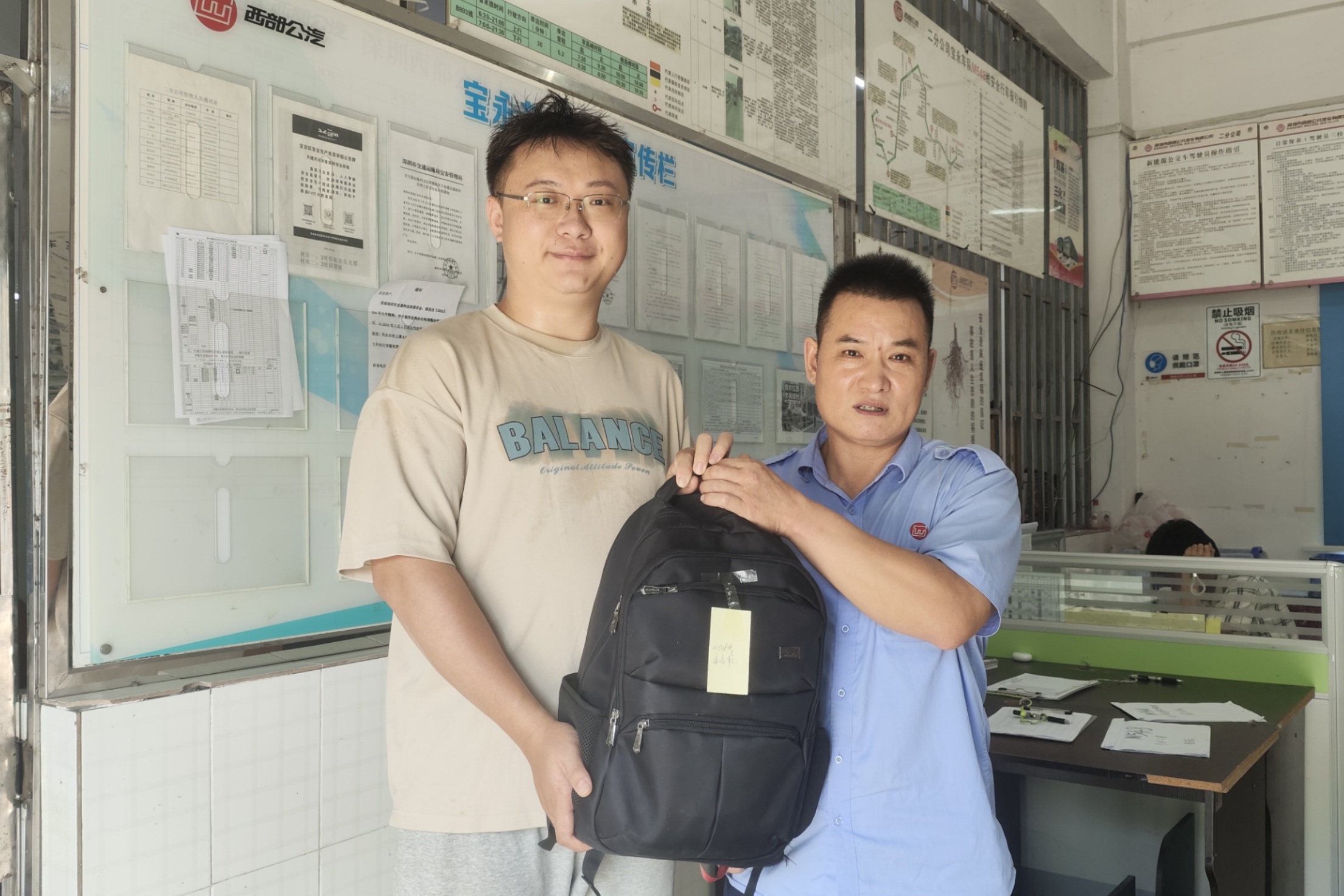  求职者遗失背包，公交司机暖心归还