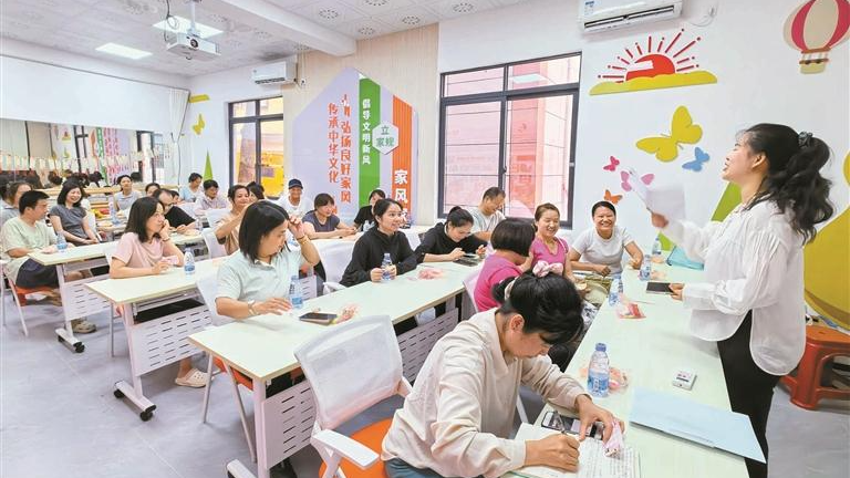 凤凰街道在塘尾社区城中村举办邻里茶话会