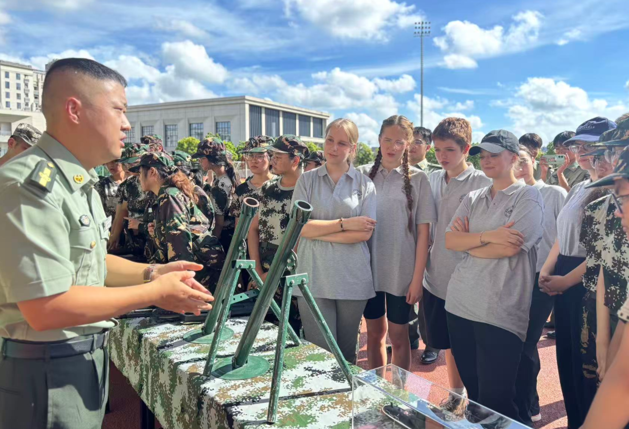 校地联动传薪火！龙岗这场“快闪”活动为高校学子注入爱国力量
