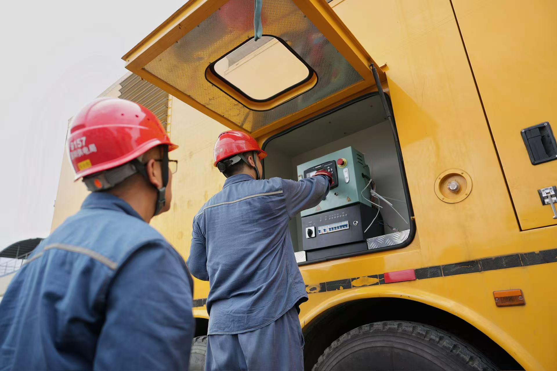 中秋月圆时，电通万家明！南方电网深圳供电局支援吴川坡头首日，完成五镇中心区域通电