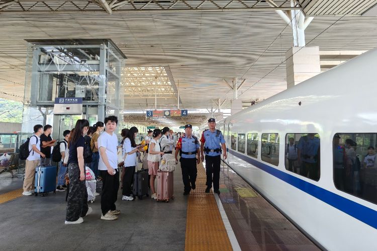 “双节”期间中山站到发旅客22.56万人次，10月1日数据创新高