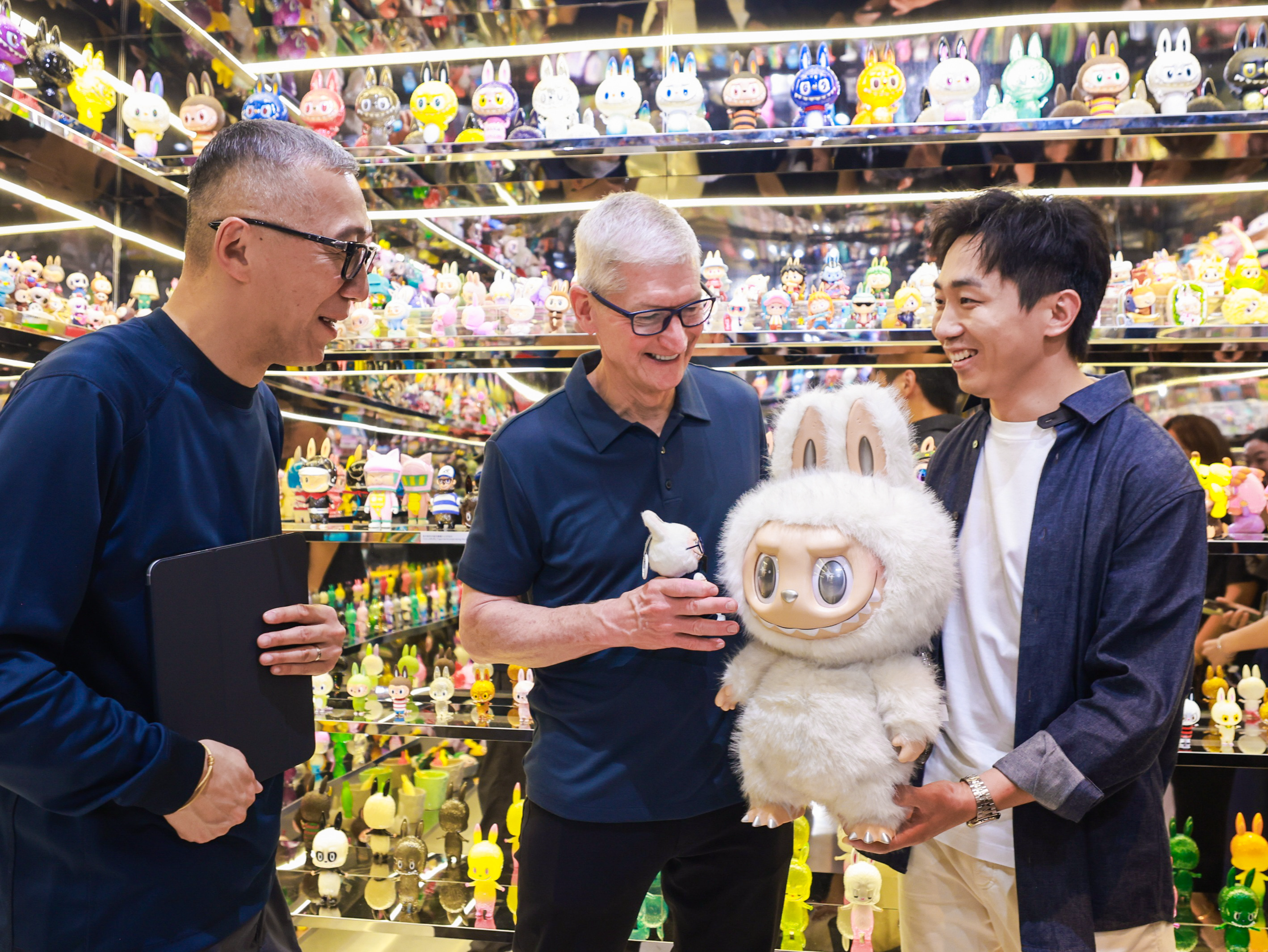 库克再度开启中国行！首站参观LABUBU