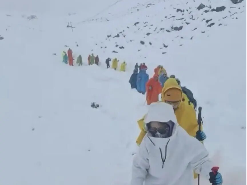 珠峰东坡突发暴雪，近千人被困！景区回应