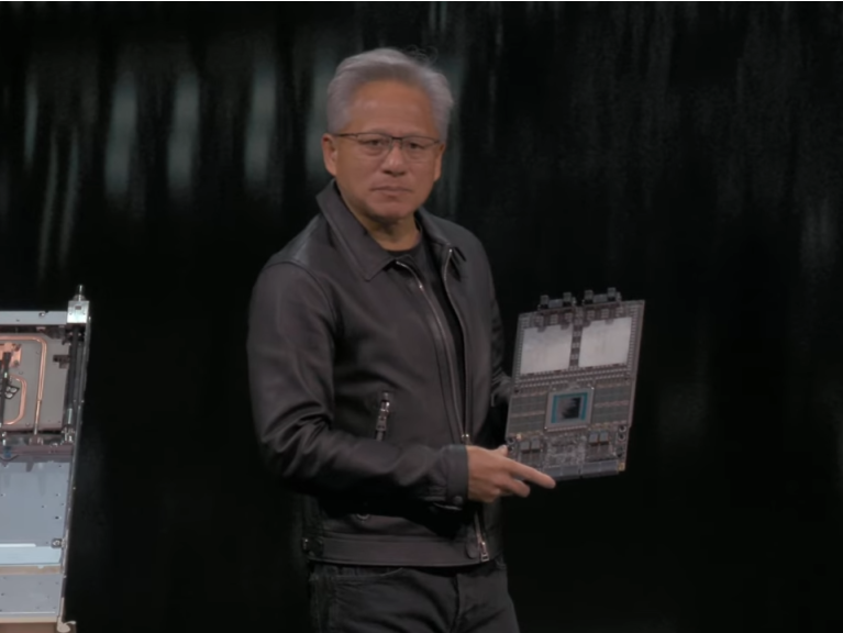 市值直逼5万亿美元！黄仁勋展示下一代超级芯片：客户愿为模型付费，AI产业进入良性循环 