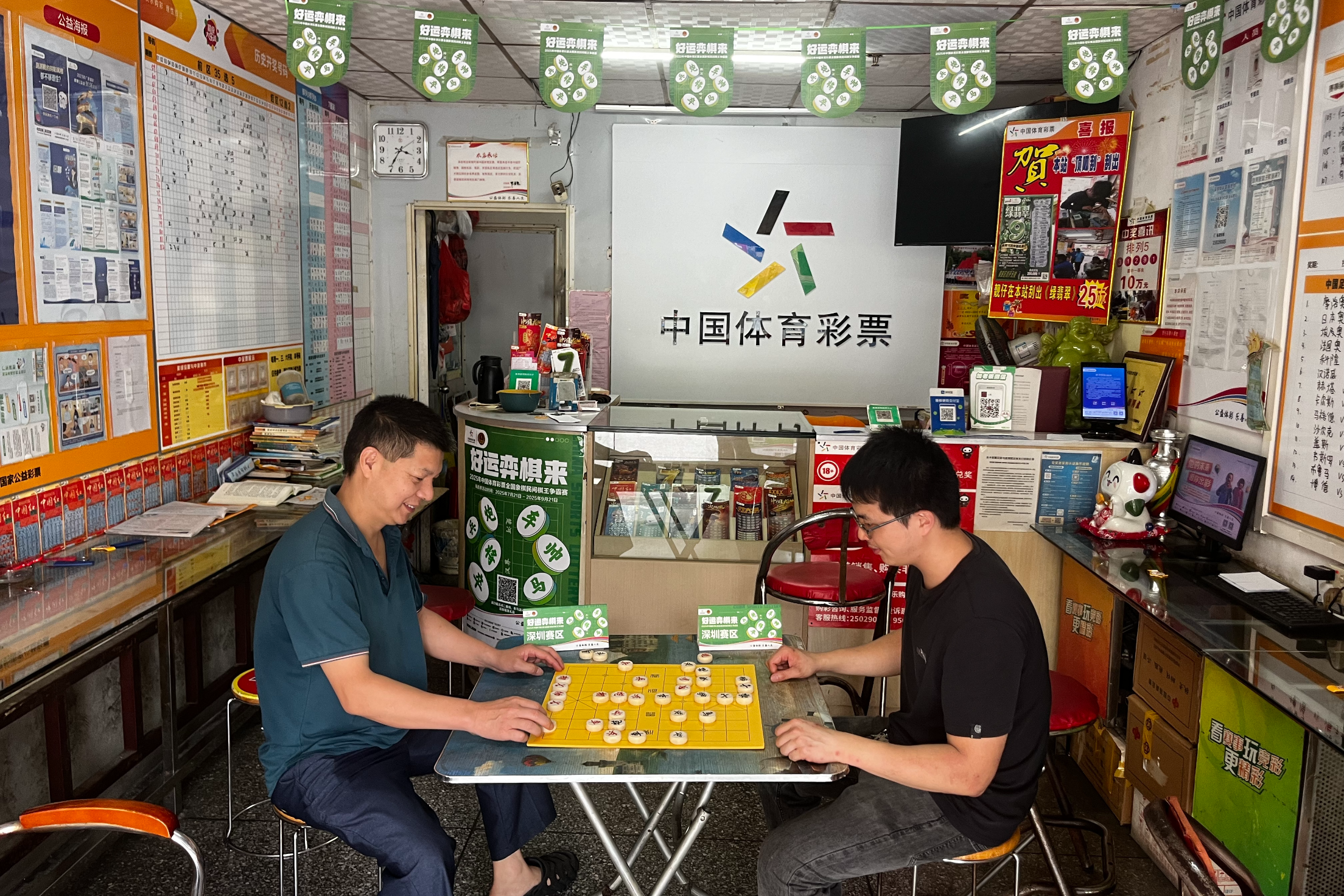 将军！43岁“深漂理工男”谭琳琳加冕深圳“民间棋王”