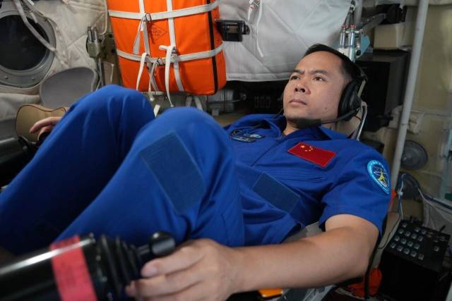 △航天员张陆在进行手控交会对接训练