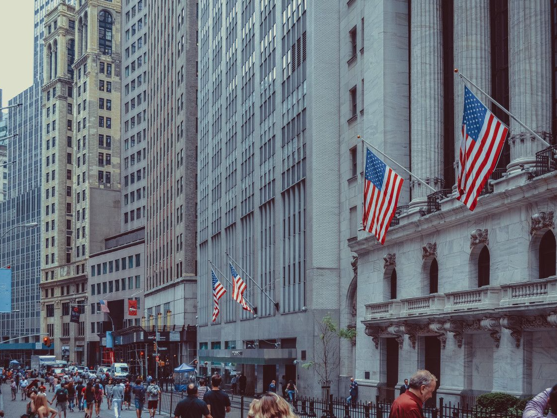 美国将重新审查来自19个“受关注国家”的绿卡持有者 