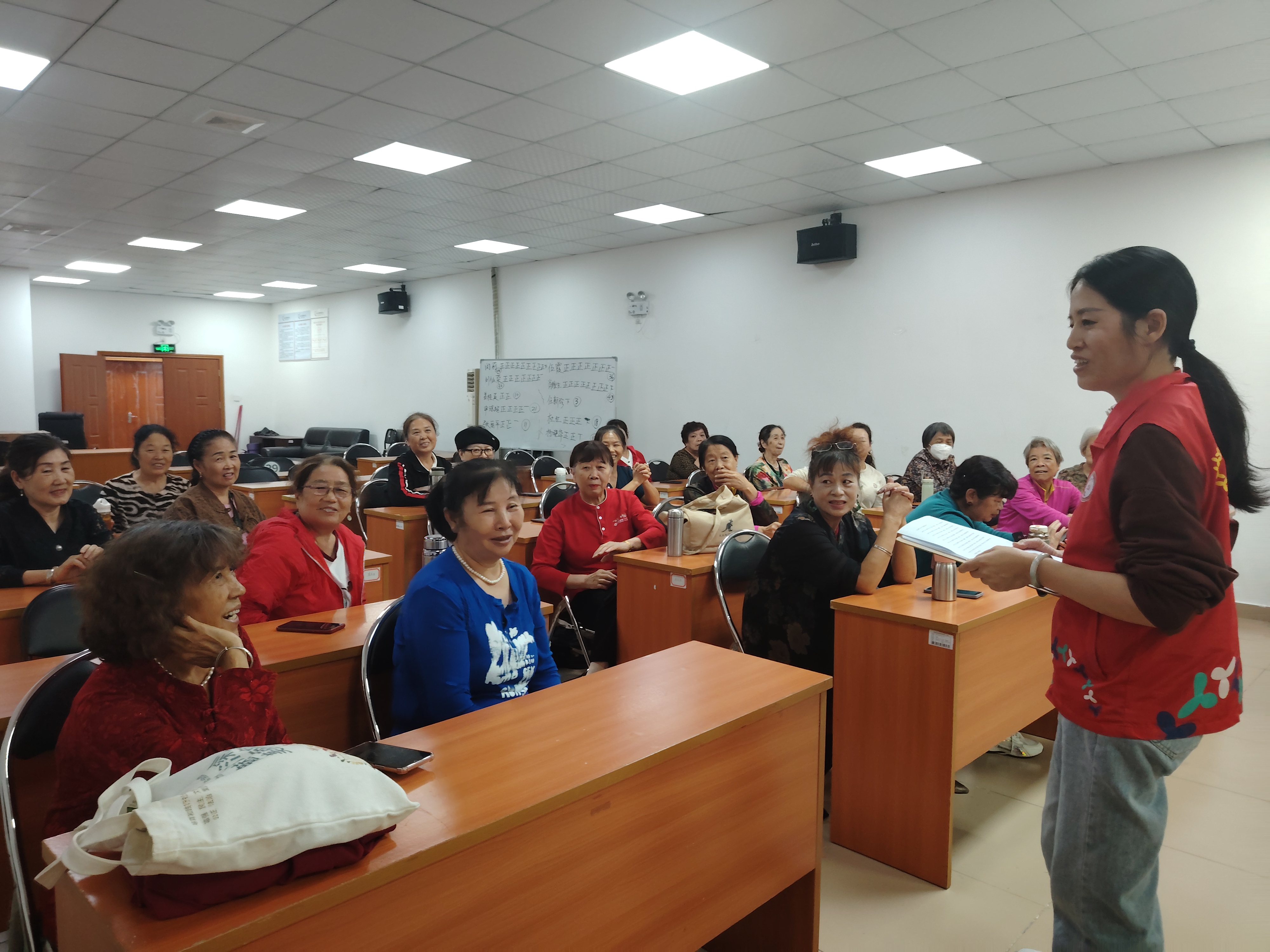 新雪社区联合医疗专家为辖区老人上口腔健康课