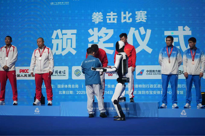 太先进了!机器人捧奖牌亮相十五运会宝安赛区颁奖仪式