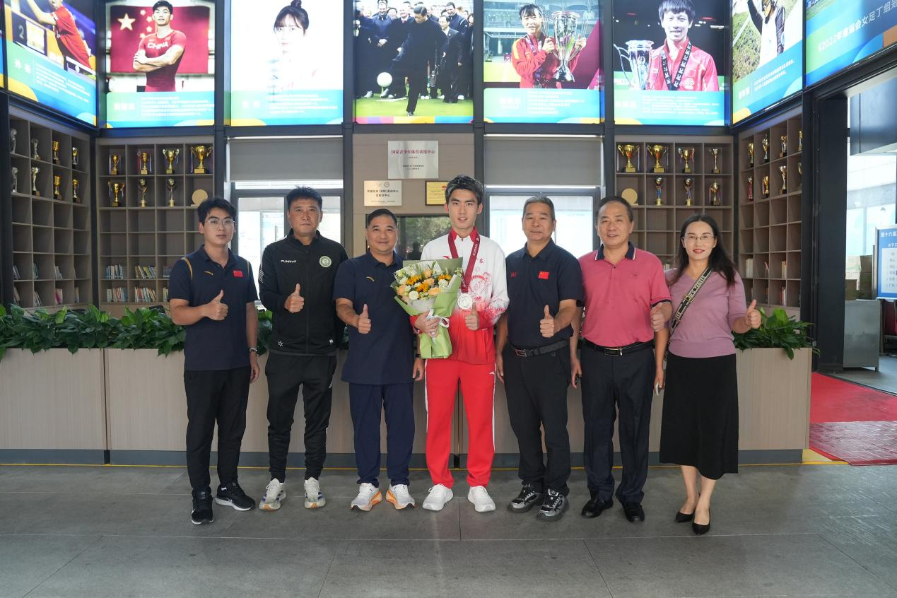 宝安男足最佳战绩球员安邦载誉重回宝安体校