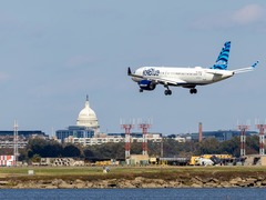 美国政府“停摆”乱象：机场削减运力、航司疲于应对、乘客叫苦不迭……