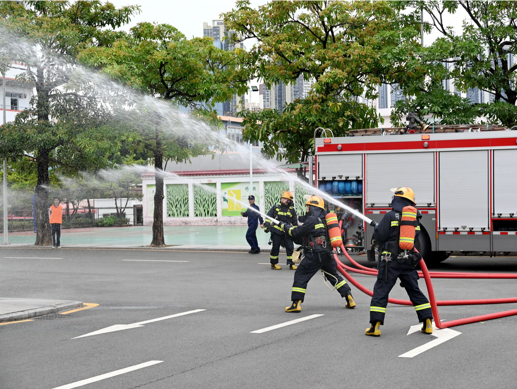 筑牢校园“防火墙”，深圳市技工院校2025年消防应急演练活动举行