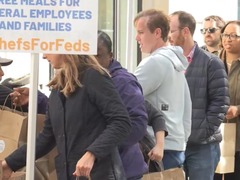 现场直击｜美联邦政府“停摆”破纪录  食品救济点人更多了