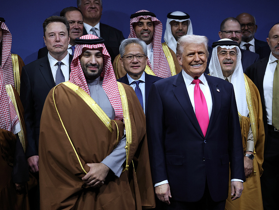 沙特对美豪掷1万亿美元投资，马斯克黄仁勋中东建巨型数据中心