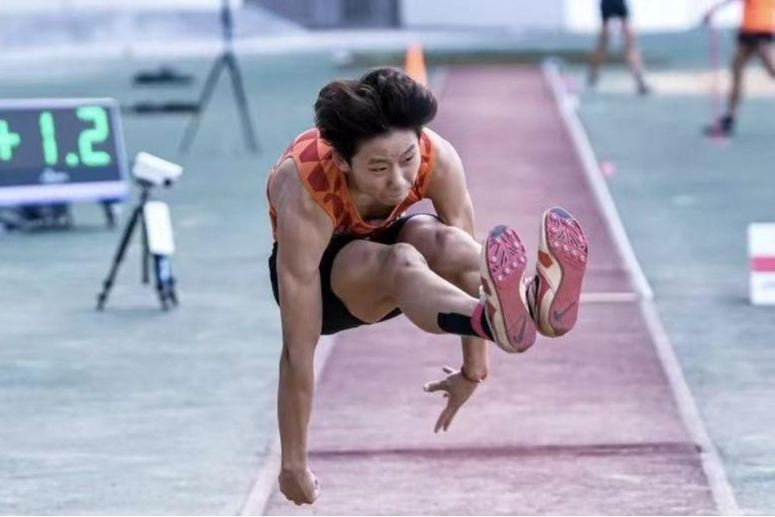 省冠后带伤拼市赛 在“卷”身高的赛场上 七高的他偏要证明自己