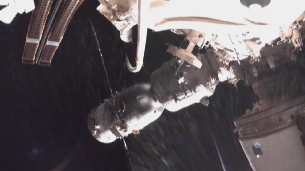 神舟二十二号飞船与空间站组合体完成自主快速交会对接