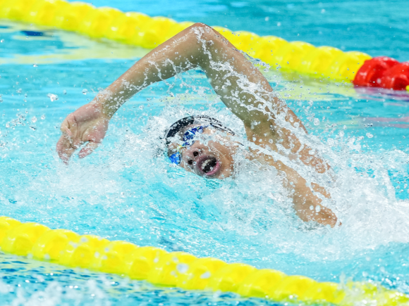 又又又是他！张展硕800米自由泳夺金，创造新全国青年纪录