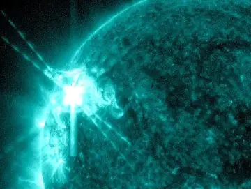 11月5日凌晨太阳连续两次爆发耀斑，近期可能出现极光