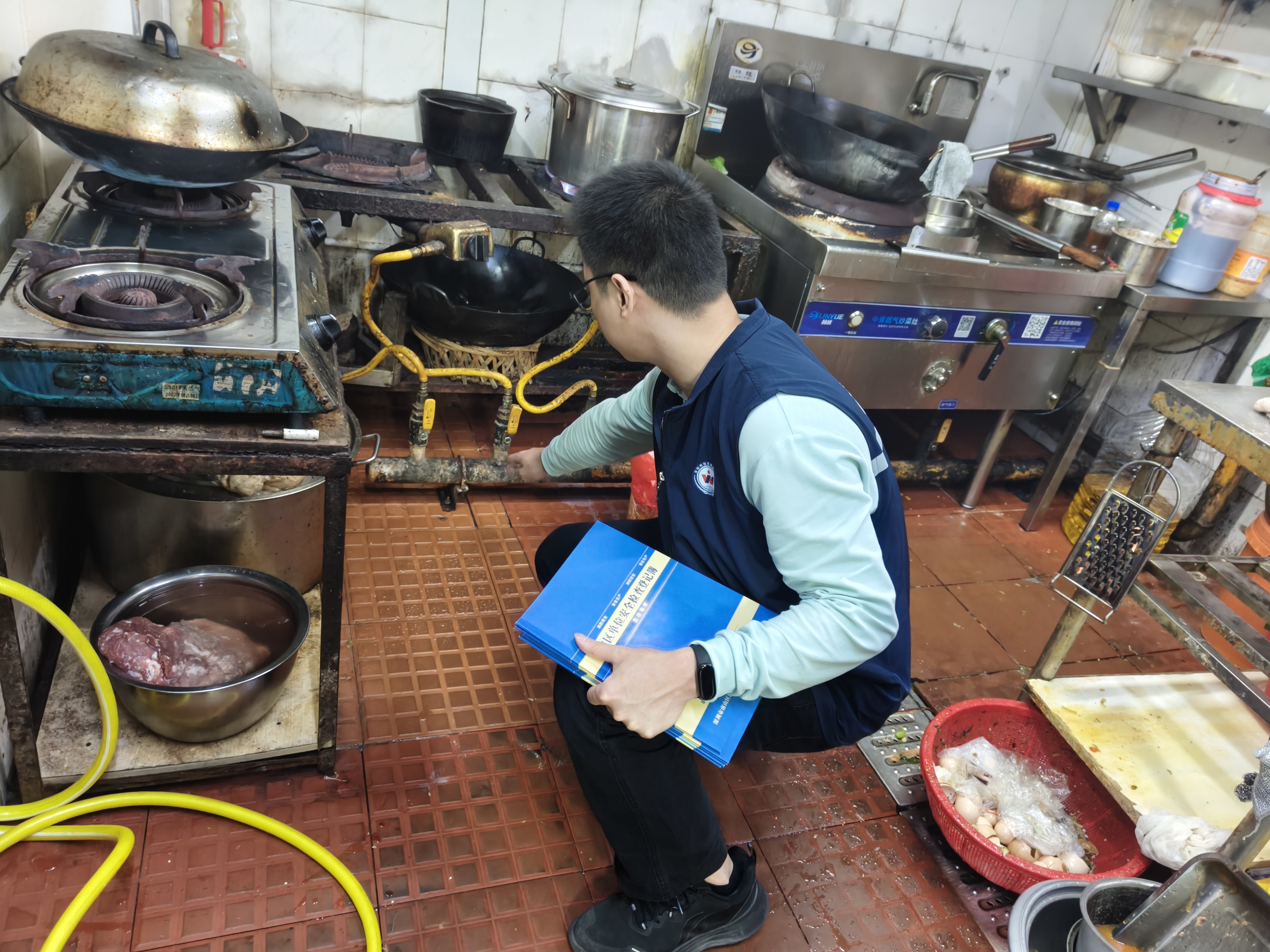 沙河街道白石洲东社区多方联动开展安全隐患排查“敲门行动”