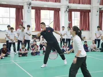 “世界冠军来啦！”哈工大深圳校区带着羽毛球课走进河源  